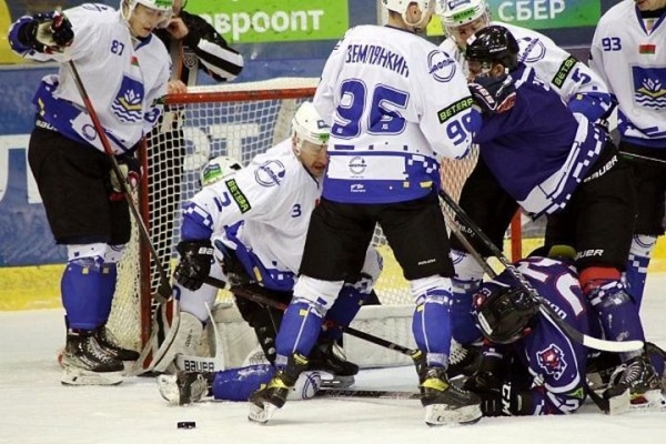 В Бресте состоялся хоккейный матч, все собранные средства от которого пойдут в помощь ребенку