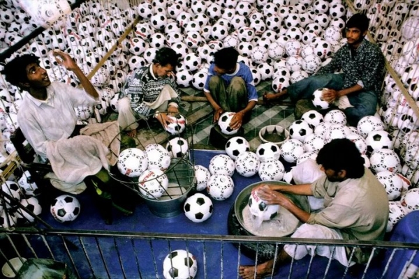 Где производят большинство футбольных мячей в мире?