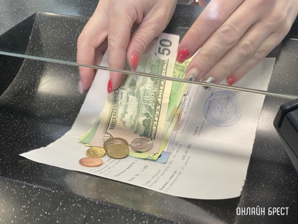 Белорусы по-прежнему сдают валюту чаще, чем покупают Белорусы по-прежнему сдают валюту чаще, чем покупают