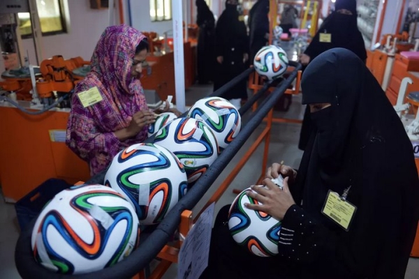 Где производят большинство футбольных мячей в мире?