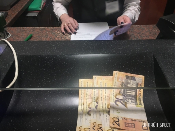 Берут ли в банке комиссию за размен бумажной купюры на монеты? Спрашивает жительница Брестской области