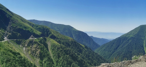 «Вдоль дороги — венки и памятники». Белорус в одиночку отправился в горы Грузии, где даже страховка не действует
