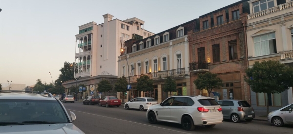 «Вдоль дороги — венки и памятники». Белорус в одиночку отправился в горы Грузии, где даже страховка не действует