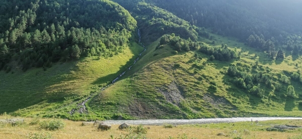«Вдоль дороги — венки и памятники». Белорус в одиночку отправился в горы Грузии, где даже страховка не действует