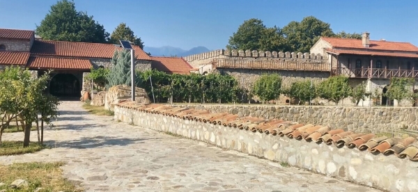 «Вдоль дороги — венки и памятники». Белорус в одиночку отправился в горы Грузии, где даже страховка не действует