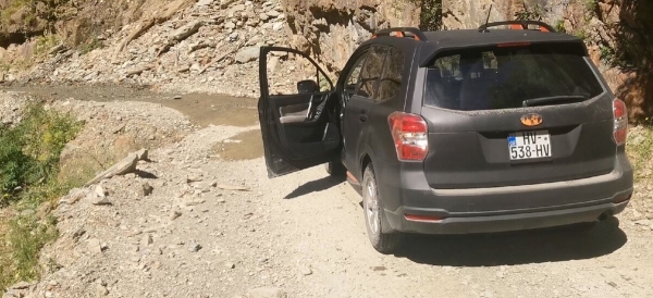 «Вдоль дороги — венки и памятники». Белорус в одиночку отправился в горы Грузии, где даже страховка не действует