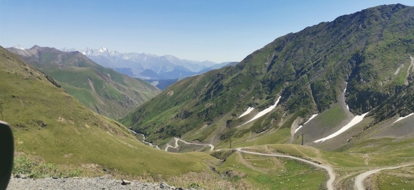 «Вдоль дороги — венки и памятники». Белорус в одиночку отправился в горы Грузии, где даже страховка не действует