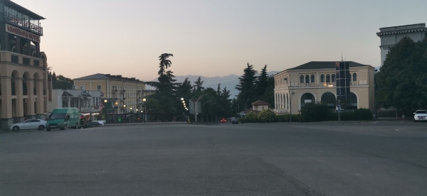 «Вдоль дороги — венки и памятники». Белорус в одиночку отправился в горы Грузии, где даже страховка не действует