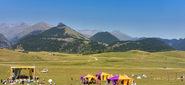 «Вдоль дороги — венки и памятники». Белорус в одиночку отправился в горы Грузии, где даже страховка не действует