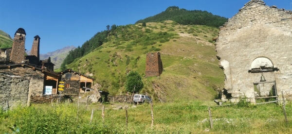 «Вдоль дороги — венки и памятники». Белорус в одиночку отправился в горы Грузии, где даже страховка не действует