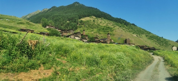 «Вдоль дороги — венки и памятники». Белорус в одиночку отправился в горы Грузии, где даже страховка не действует