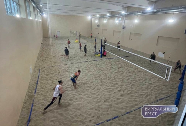 В Бресте из бассейна сделали крытую площадку для пляжного волейбола. Вот как это выглядит