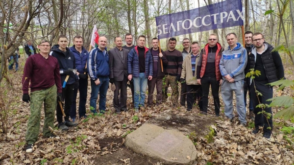 Во время субботника в парке воинов-интернационалистов неожиданно нашли плиту. Что там написано?