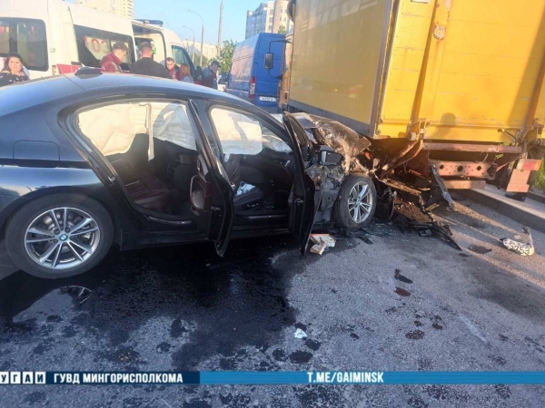 Жесткое ДТП в Минске: водитель BMW врезался в припаркованный грузовик