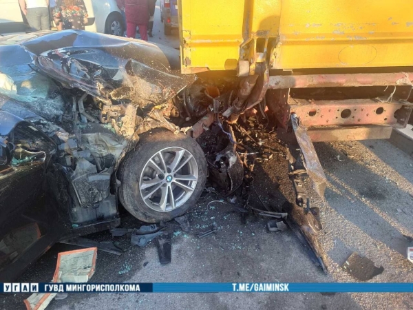 Жесткое ДТП в Минске: водитель BMW врезался в припаркованный грузовик