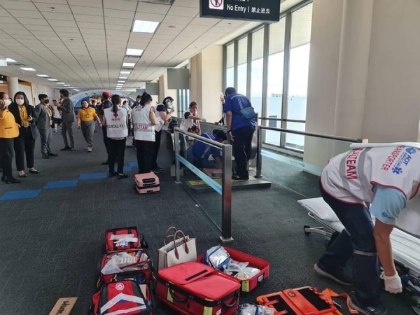 Плюс фобия: Женщина лишилась ноги, споткнувшись на траволаторе в аэропорту Бангкока