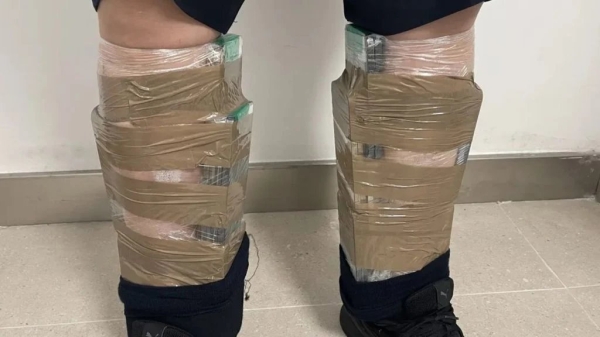 Контрабандист прилепил к себе 12 килограммов iPhone