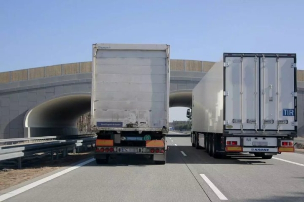 В Польше фурам запретили опережать друг друга: что об этом думают перевозчики