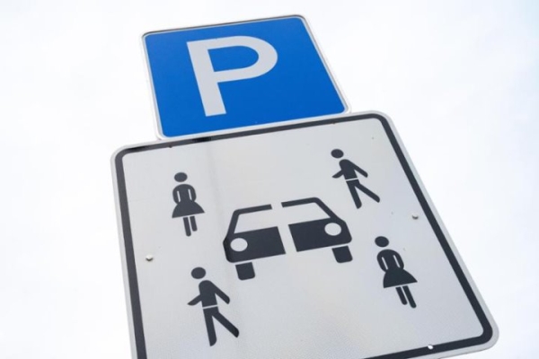 В Германии ставят новый странный знак. Угадайте, что означает?