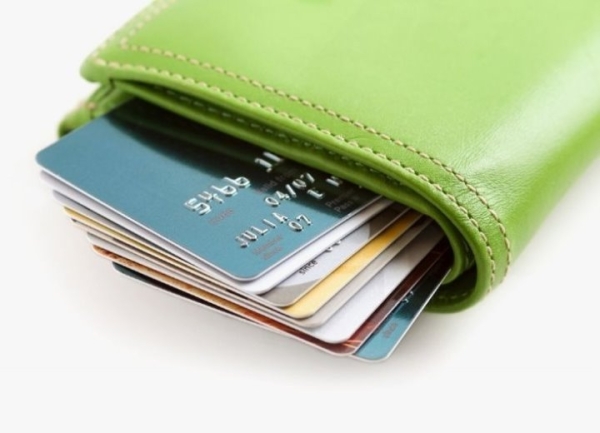 Сколько белорусов рассчитываются картой и кто платит наличными – Нацбанк провел опрос