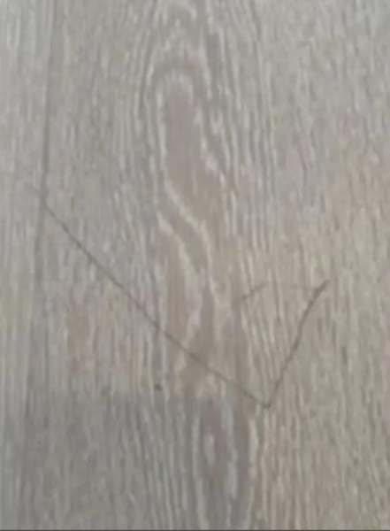 Хозяин квартиры требует с арендатора более $600 за небольшую царапину на полу