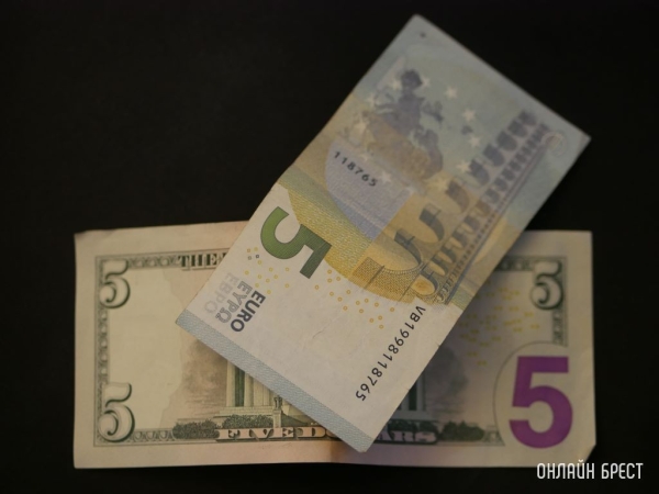 Банки поделились прогнозом по курсам валют на 2024-й. Чего ждать белорусам