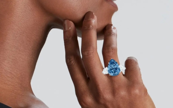 Самый крупный в мире голубой бриллиант продали на аукционе за $43,8 млн