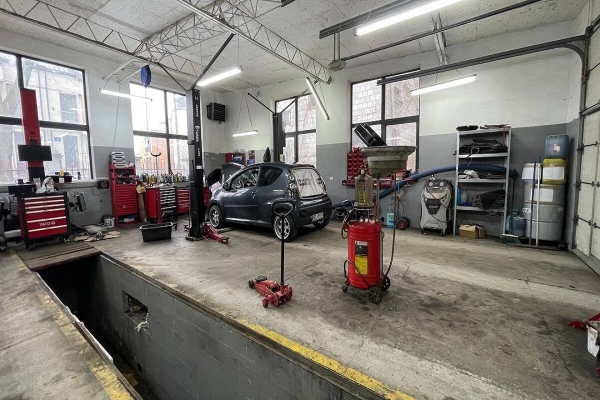 Белорус открыл в Варшаве сразу 2 автосервиса. Как у него теперь дела?